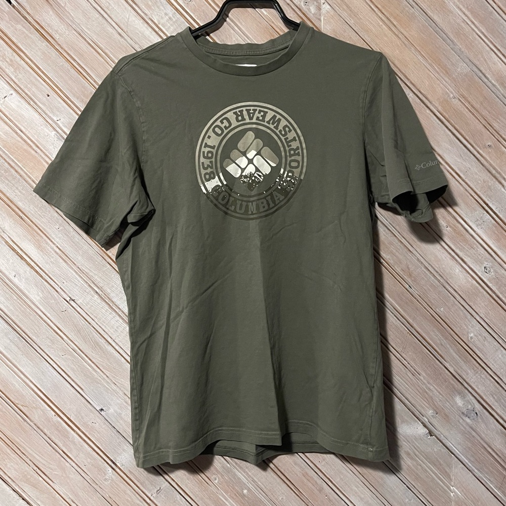 Columbia Olive Green Short Sleeve Tee with Graphic Design Mountain Outdoors